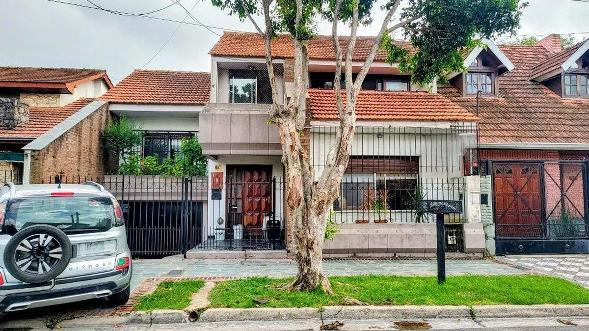 VENTA CASA 5 AMBIENTES EN MONTE GRANDE CON JARDIN 2