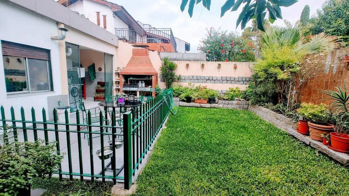 VENTA CASA 5 AMBIENTES EN MONTE GRANDE CON JARDIN 4