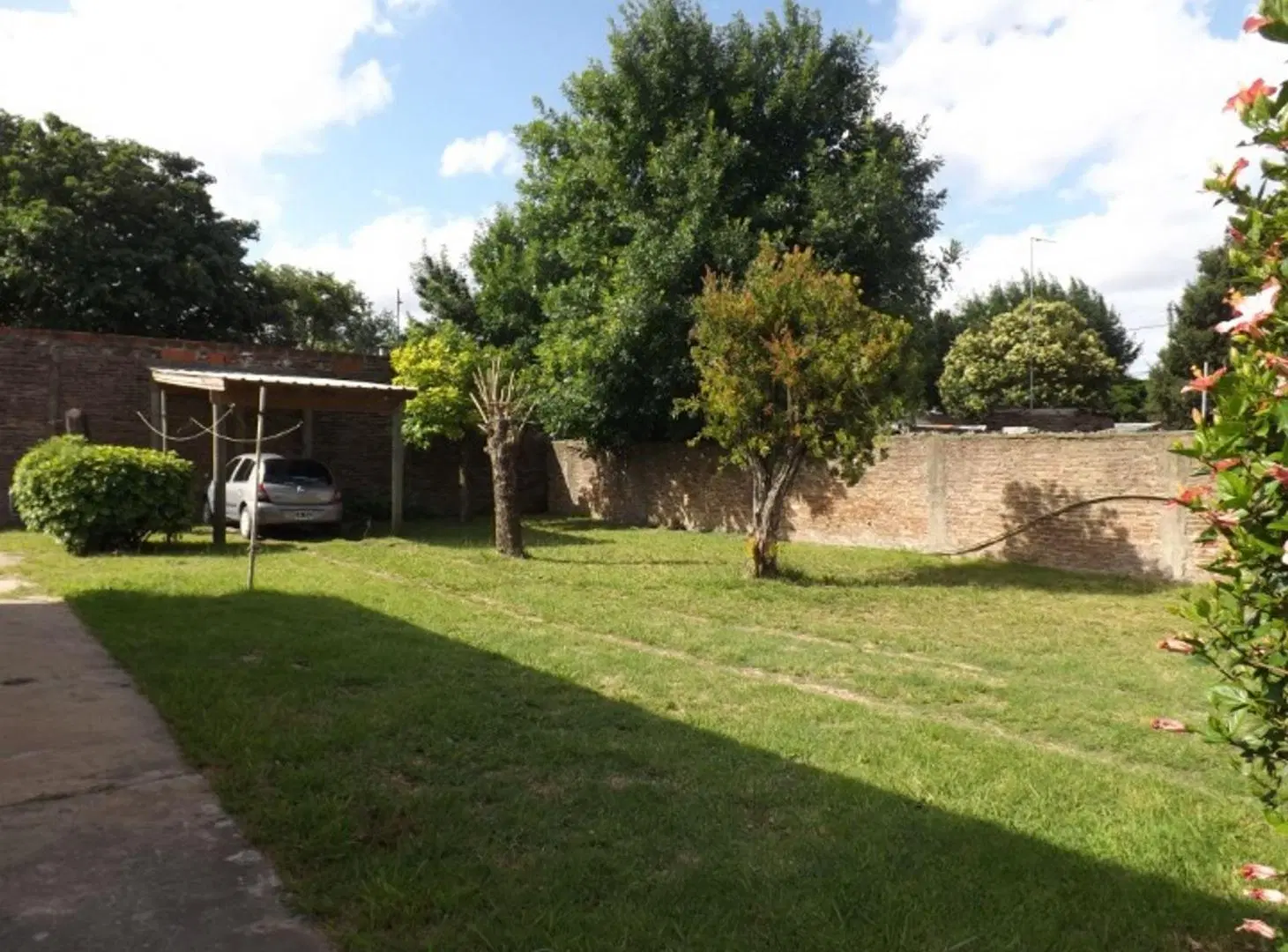 VENTA CASA 4 AMBIENTES EN LONGCHAMPS CON LOTE 5