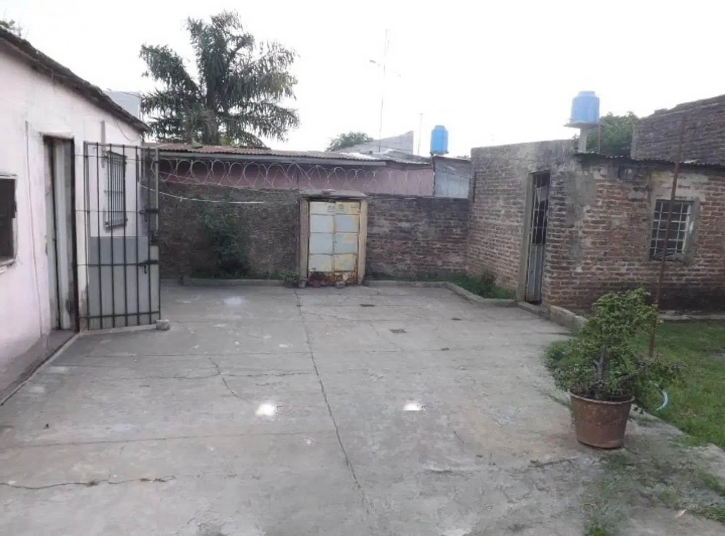 VENTA CASA 4 AMBIENTES EN LONGCHAMPS CON LOTE 2