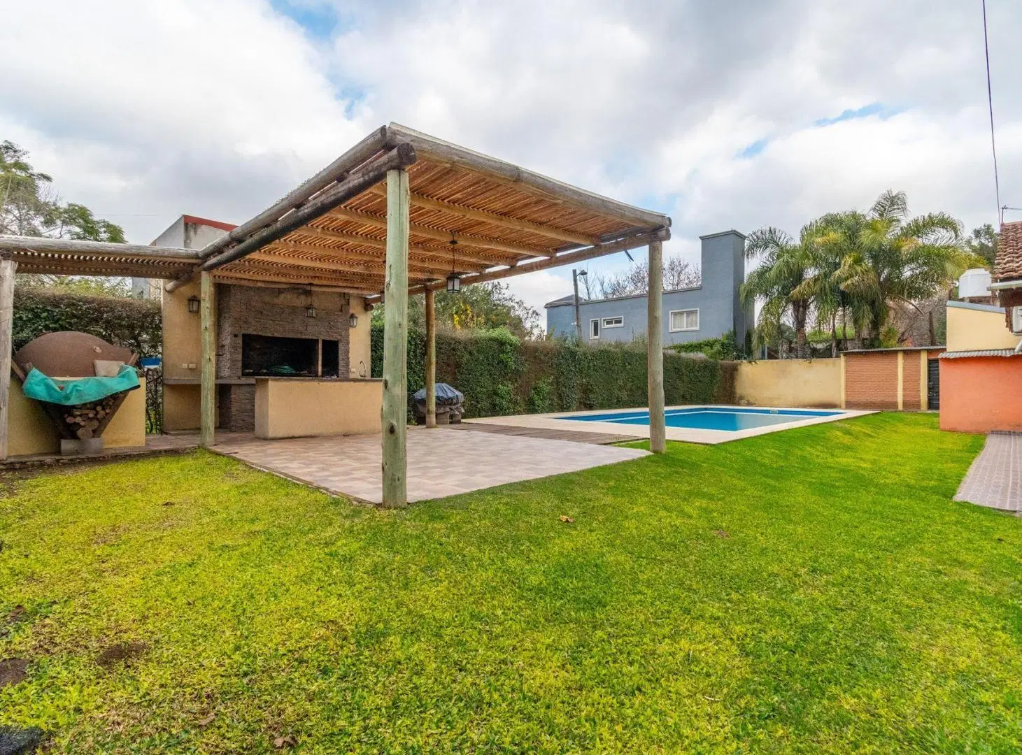 Venta Casa 2dorm quincho jardin pileta Alberti Pil 4