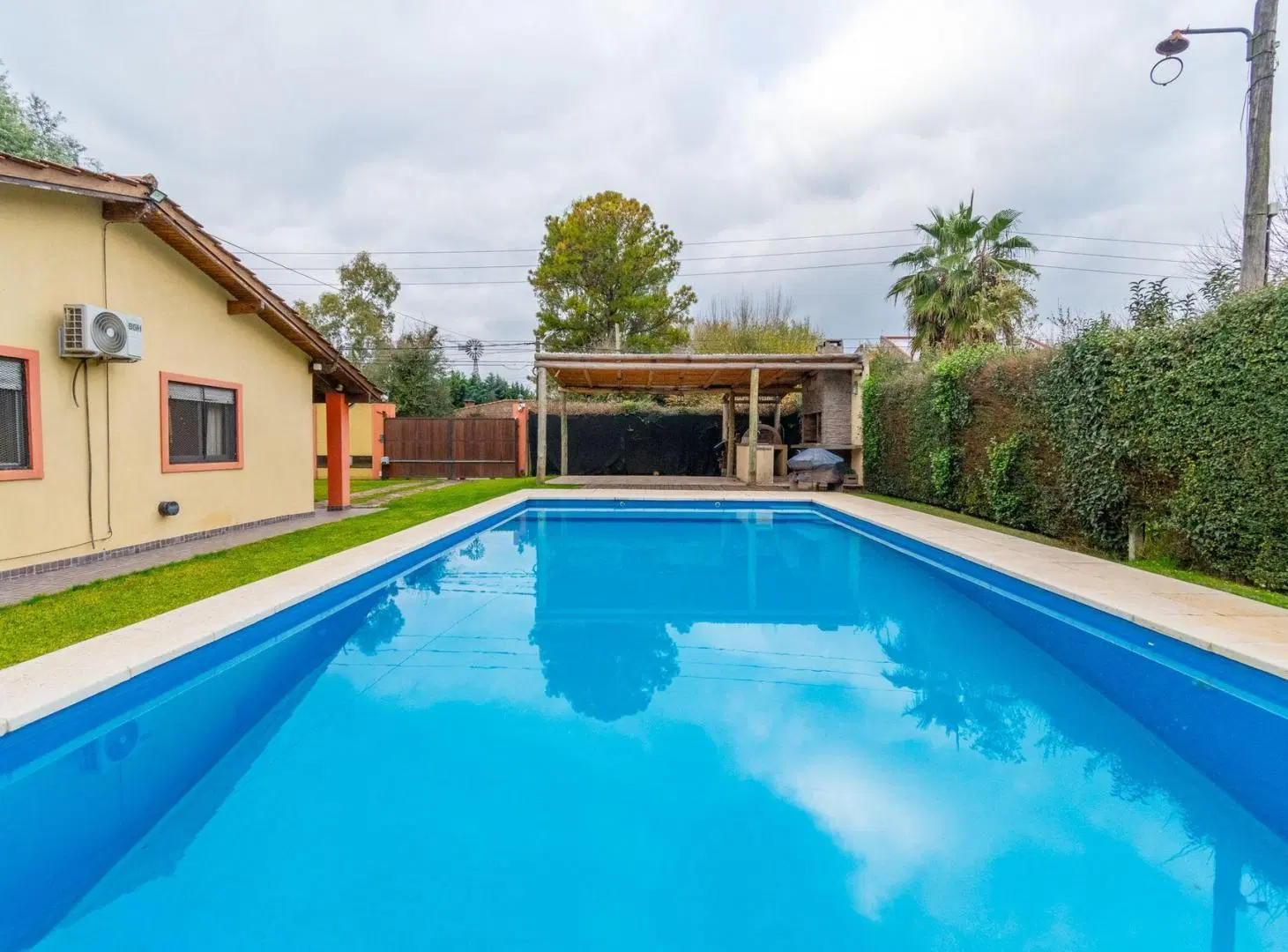 Venta Casa 2dorm quincho jardin pileta Alberti Pil 8