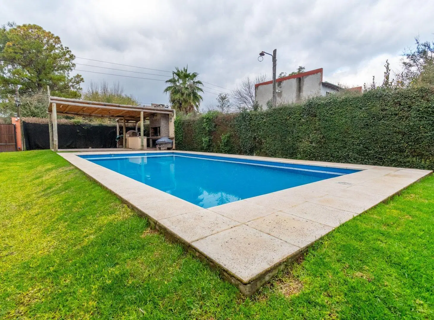 Venta Casa 2dorm quincho jardin pileta Alberti Pil 5