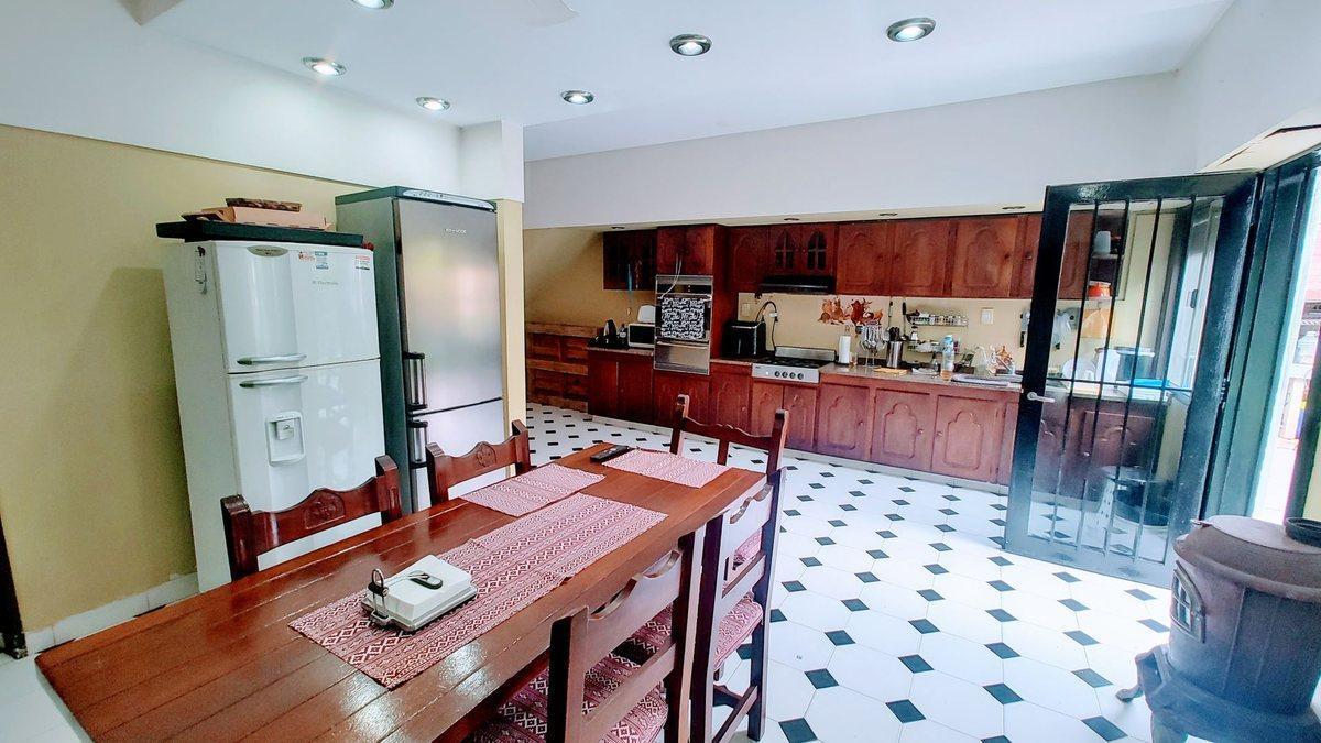 Foto de VENTA CASA 5 AMBIENTES EN MONTE GRANDE CON JARDIN, imagen 2
