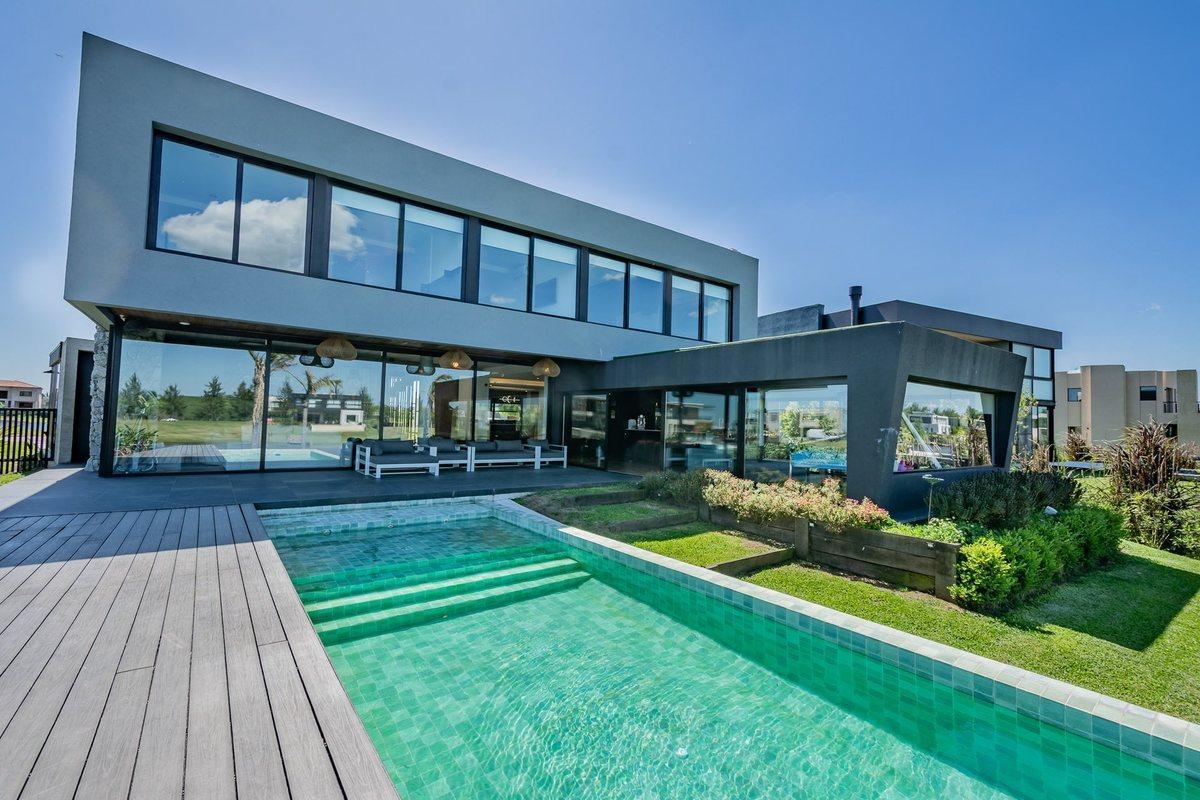 Foto de VENTA DE LUJOSA CASA AL RIO EN EL NAUDIR, imagen 1