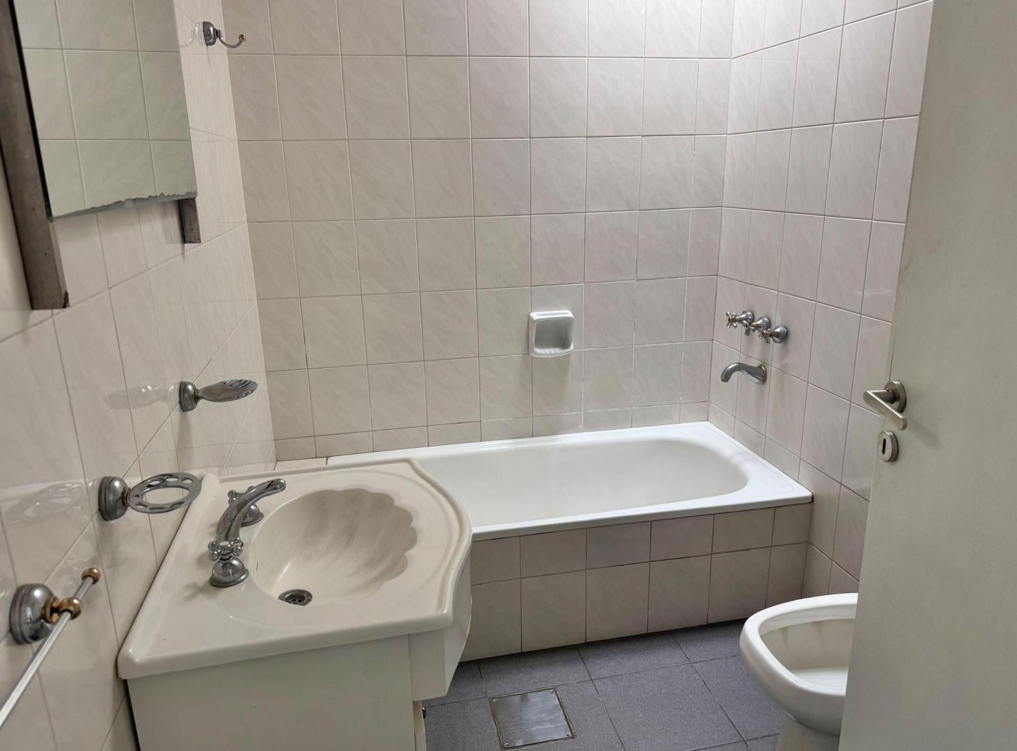Foto de VENTA CASA 5 AMBIENTES EN ESQUINA – MARTÍNEZ, imagen 3