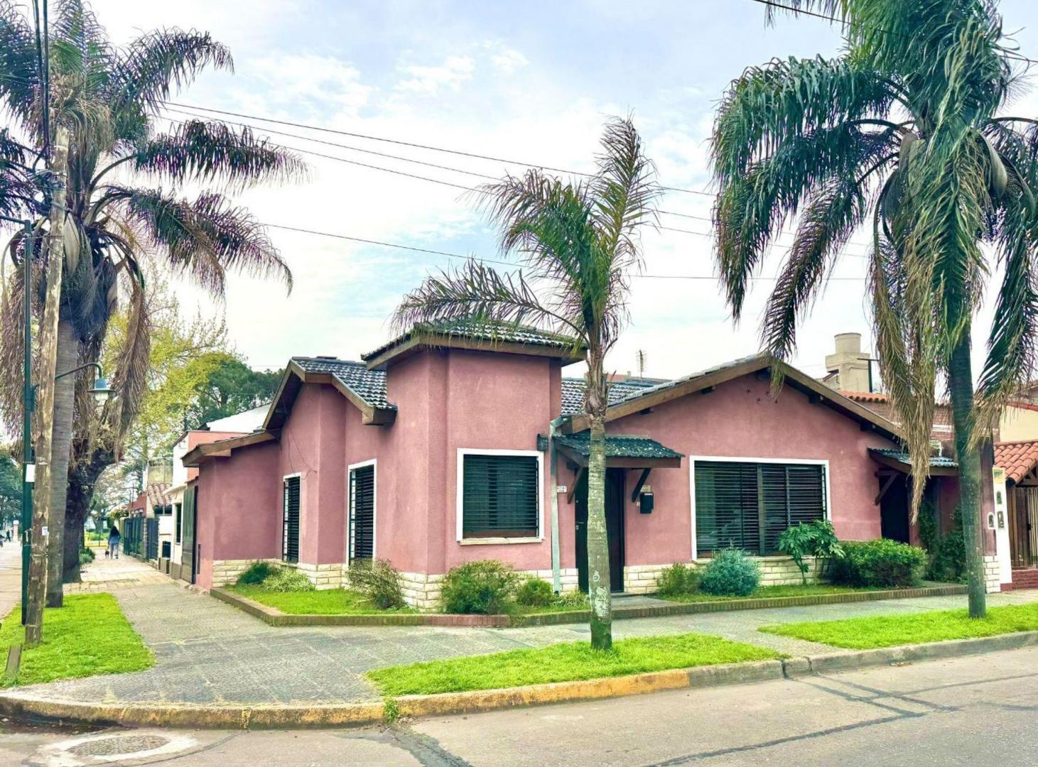 Foto de VENTA CASA 5 AMBIENTES EN ESQUINA – MARTÍNEZ, imagen 1