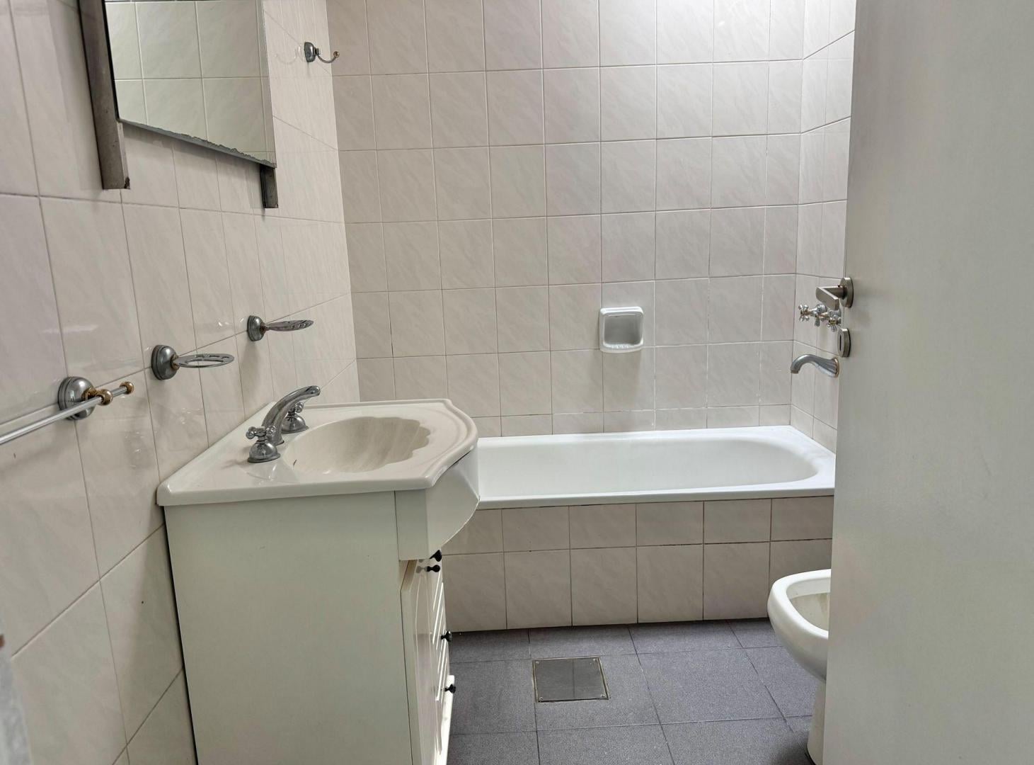 Foto de VENTA CASA 5 AMBIENTES EN ESQUINA – MARTÍNEZ, imagen 4