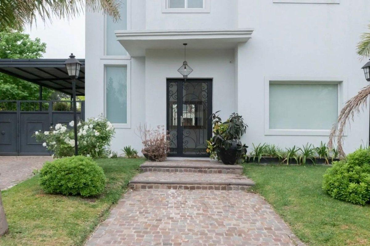 Foto de VENTA CASA 5 AMB C/PILETA B° LOS OLIVARES MALVINAS, imagen 1