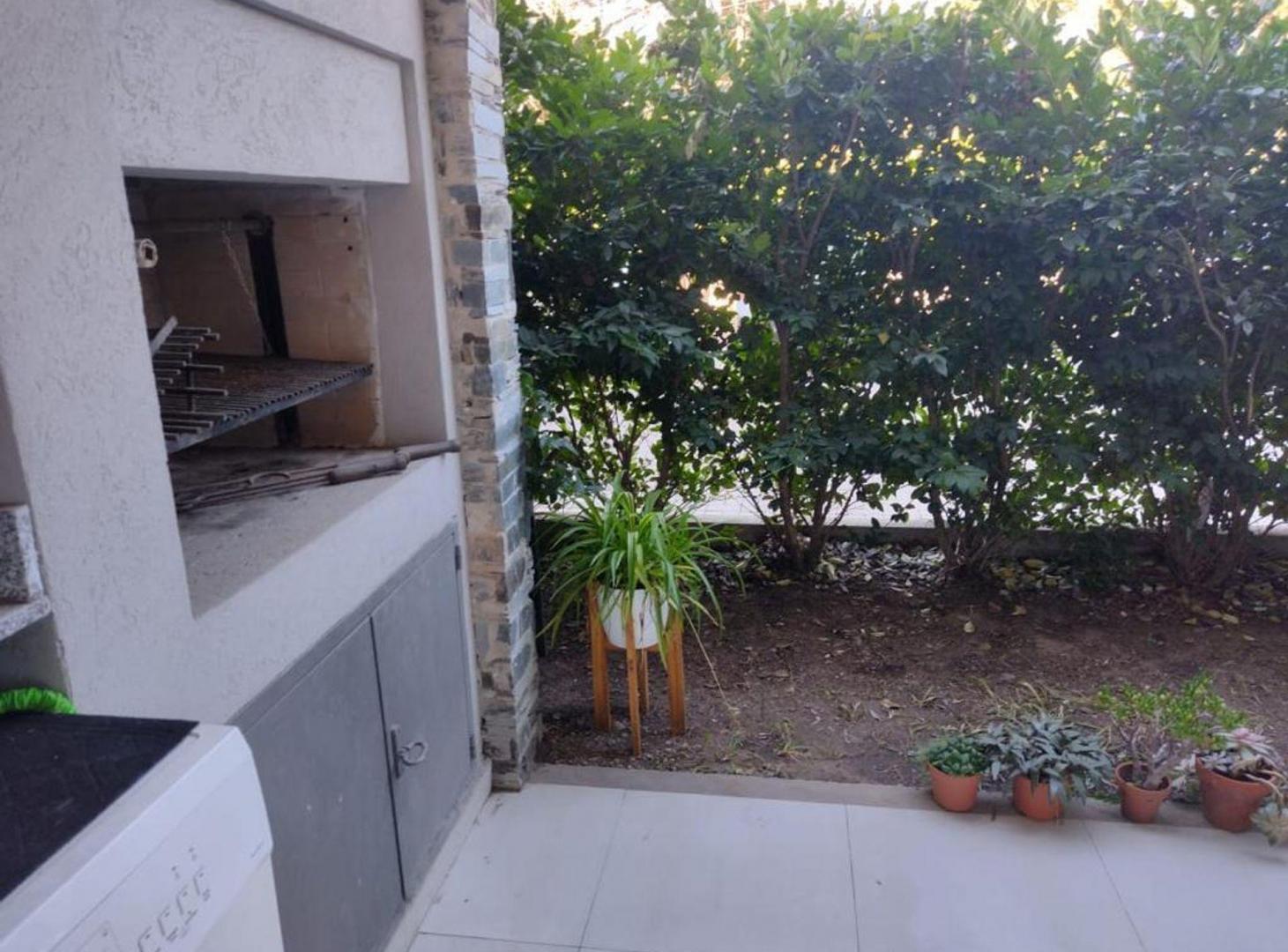 Foto de Monoambiente con patio, parrilla, cochera y pileta, imagen 2