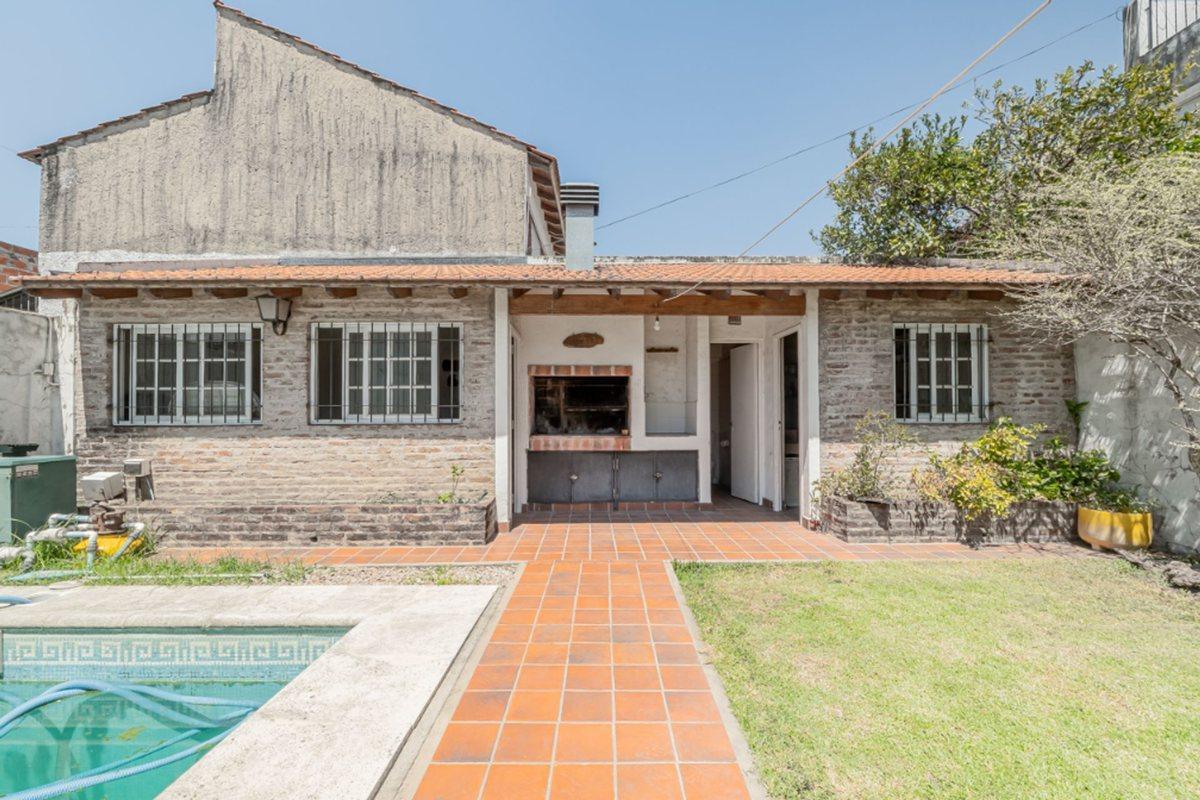 Foto de Venta casa 4 amb. Villa Luzuriaga pileta quincho, imagen 4