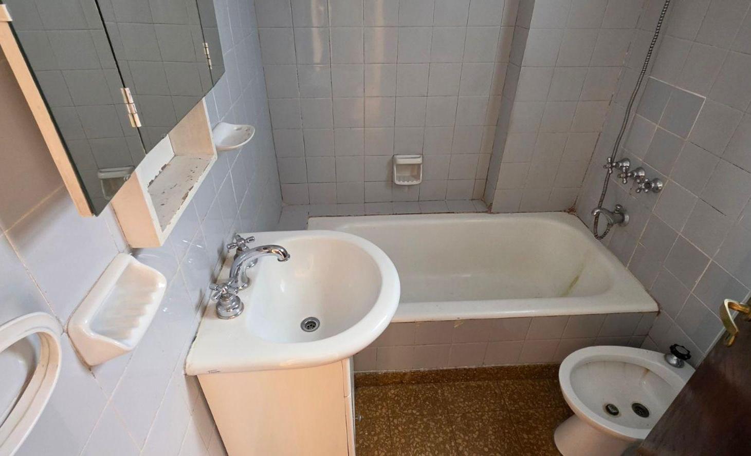 Foto de VENTA DEPARTAMENTO 3 AMB C/BALCON, COCHERA ALMAGRO, imagen 4