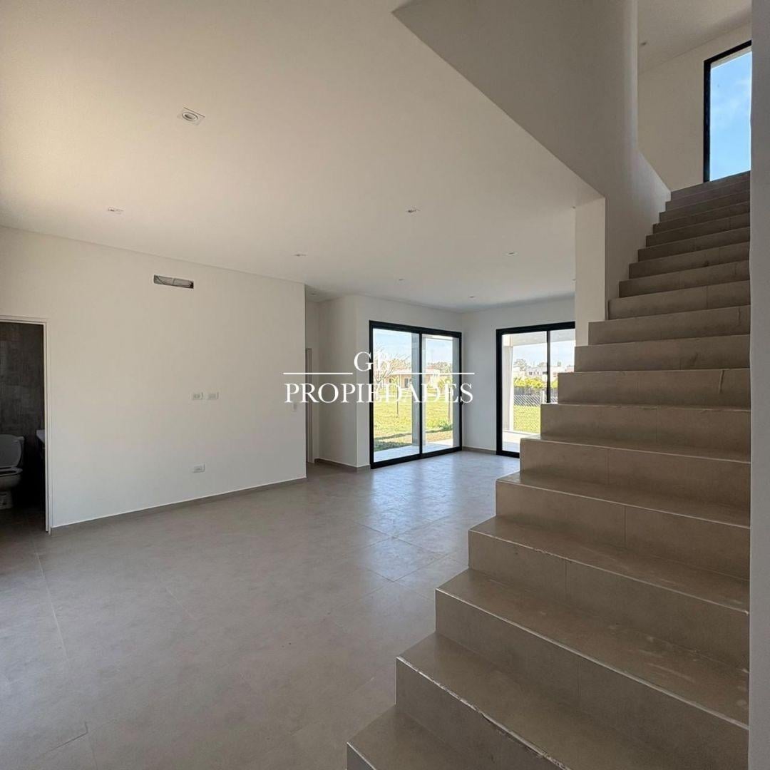 Foto de Venta de Casa 5 Ambientes en Santa Lucia, Pilar, imagen 1