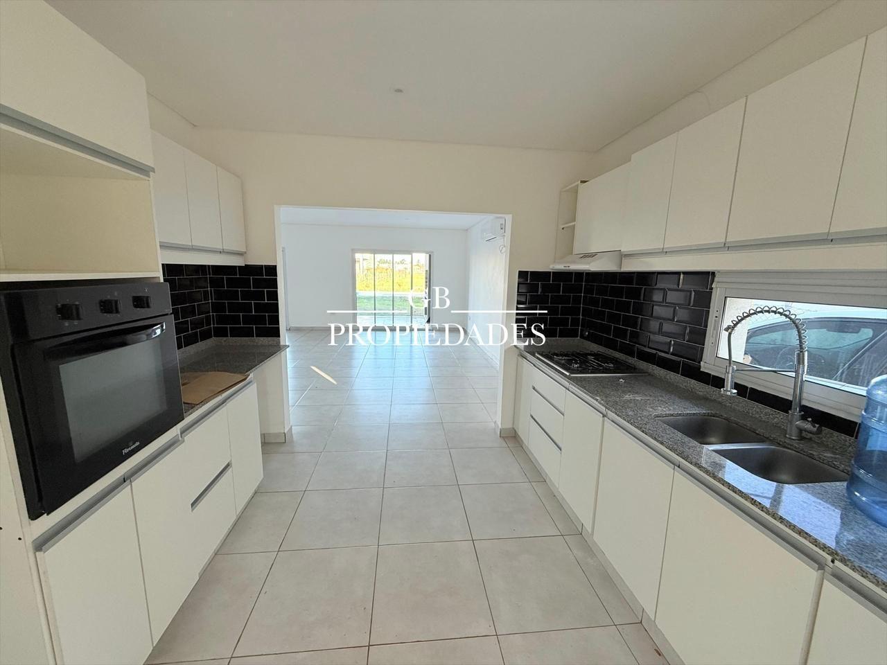 Foto de Venta de Casa 4 ambientes en Santa Lucia, Pilar, imagen 2