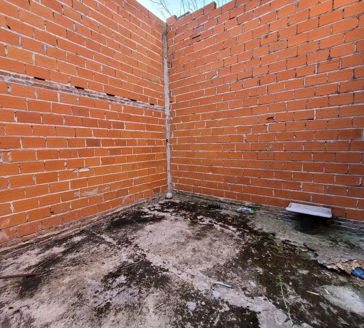 CASA EN LOTE PROPIO A RECICLAR 4