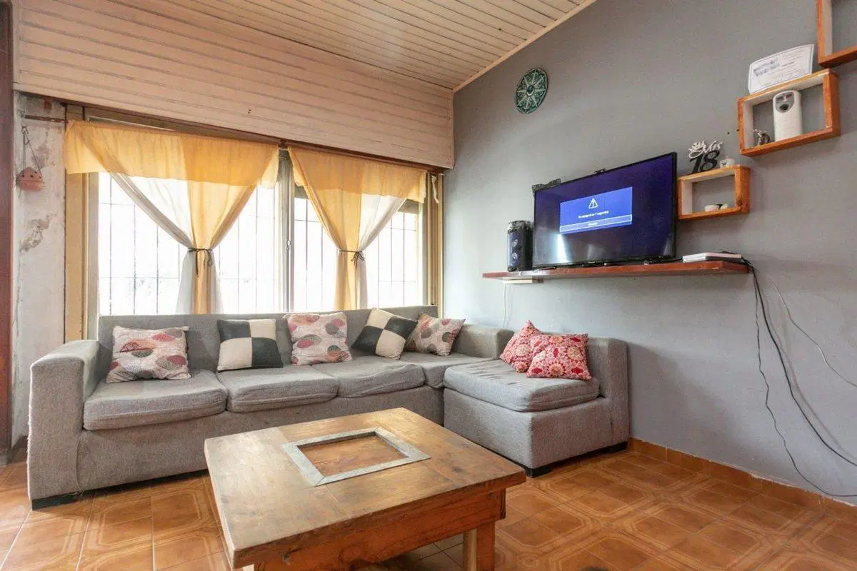 Casa 5 ambientes con jardín, patio y cochera. 2