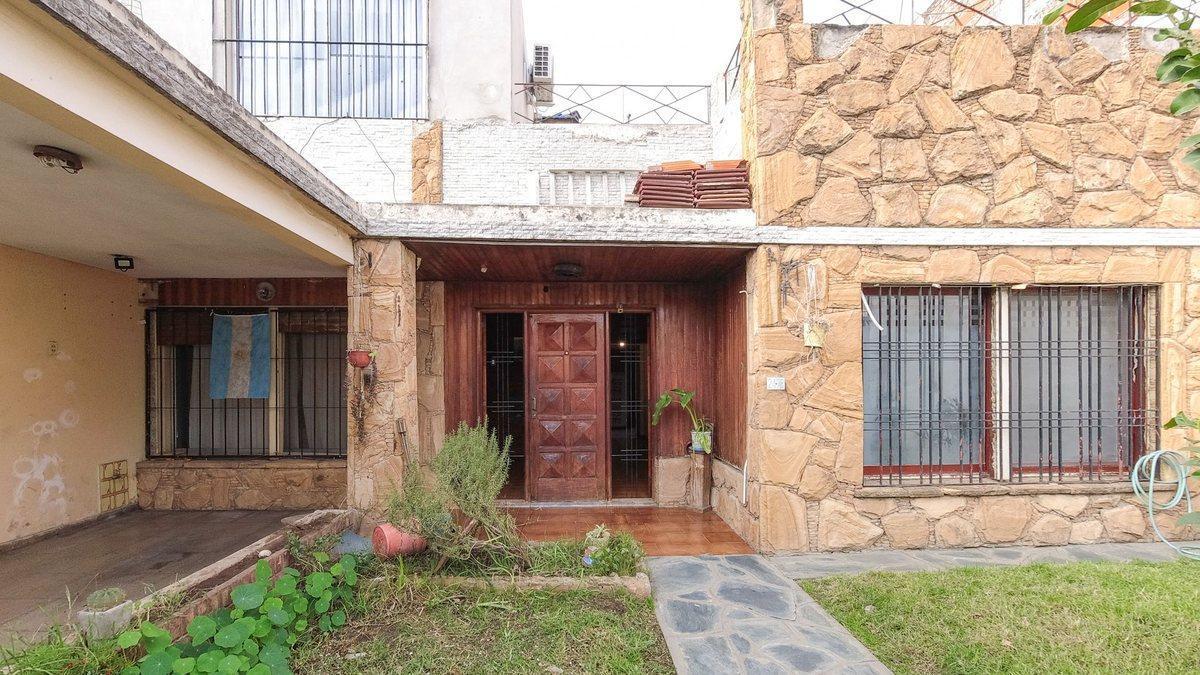 Casa 5 ambientes con jardín, patio y cochera.