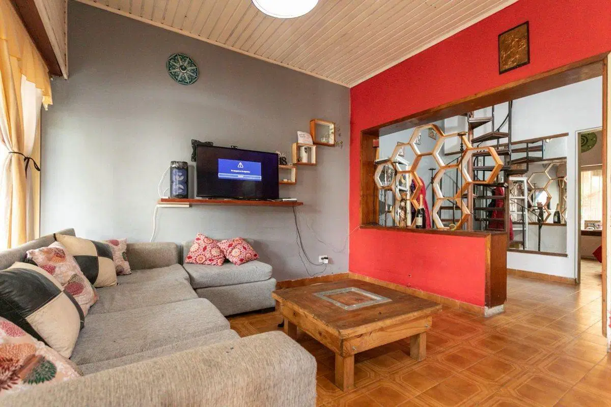Casa 5 ambientes con jardín, patio y cochera. 4