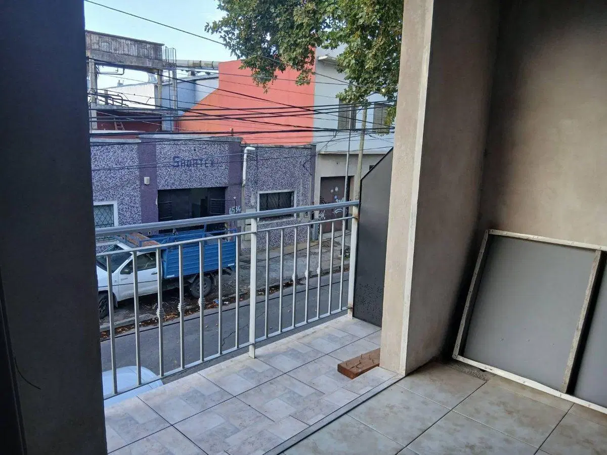 Venta de monoambiente con balcón en Villa Lynch 2