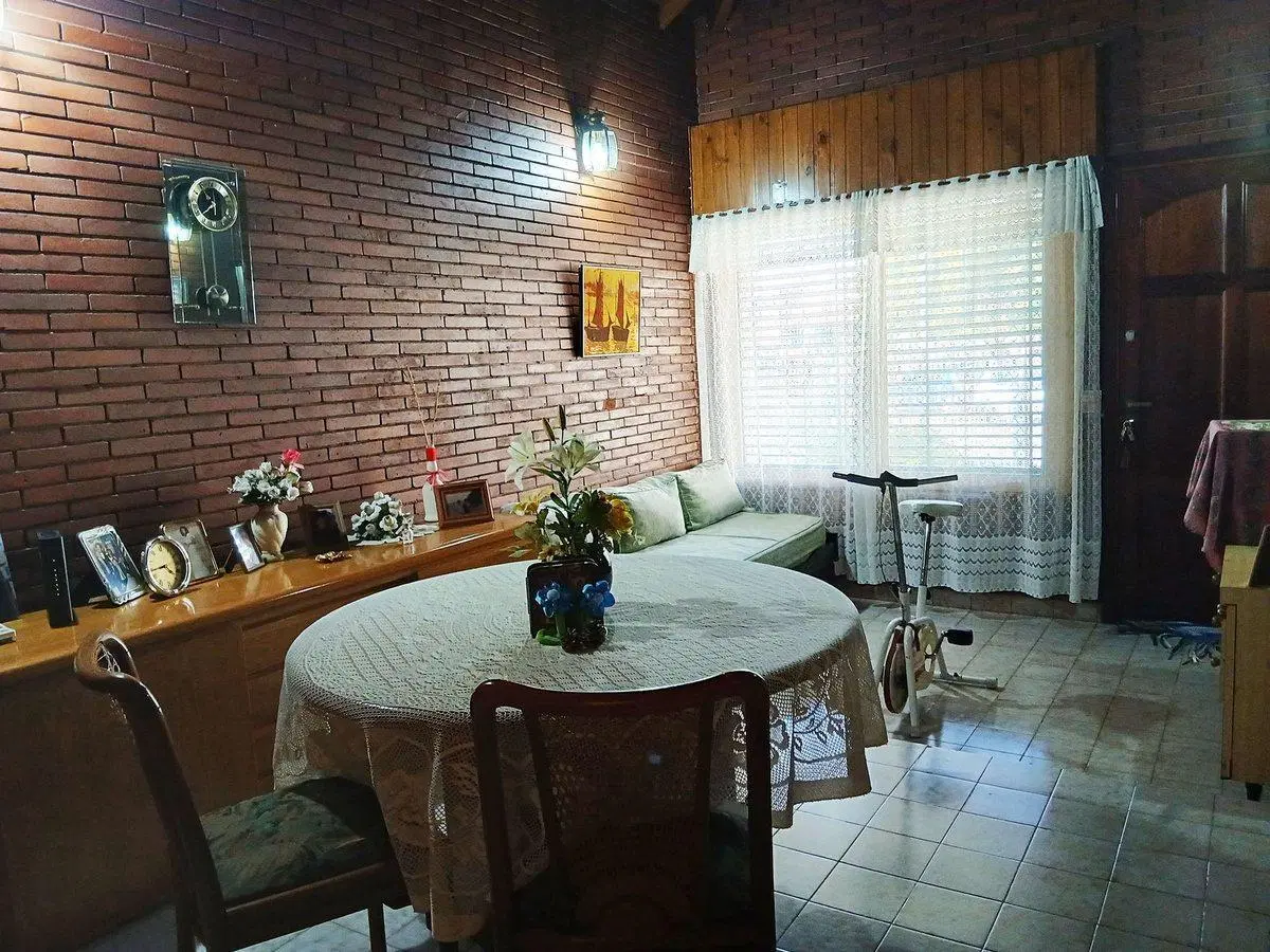 Venta chalet 3 ambientes con piscina y cocheras 3