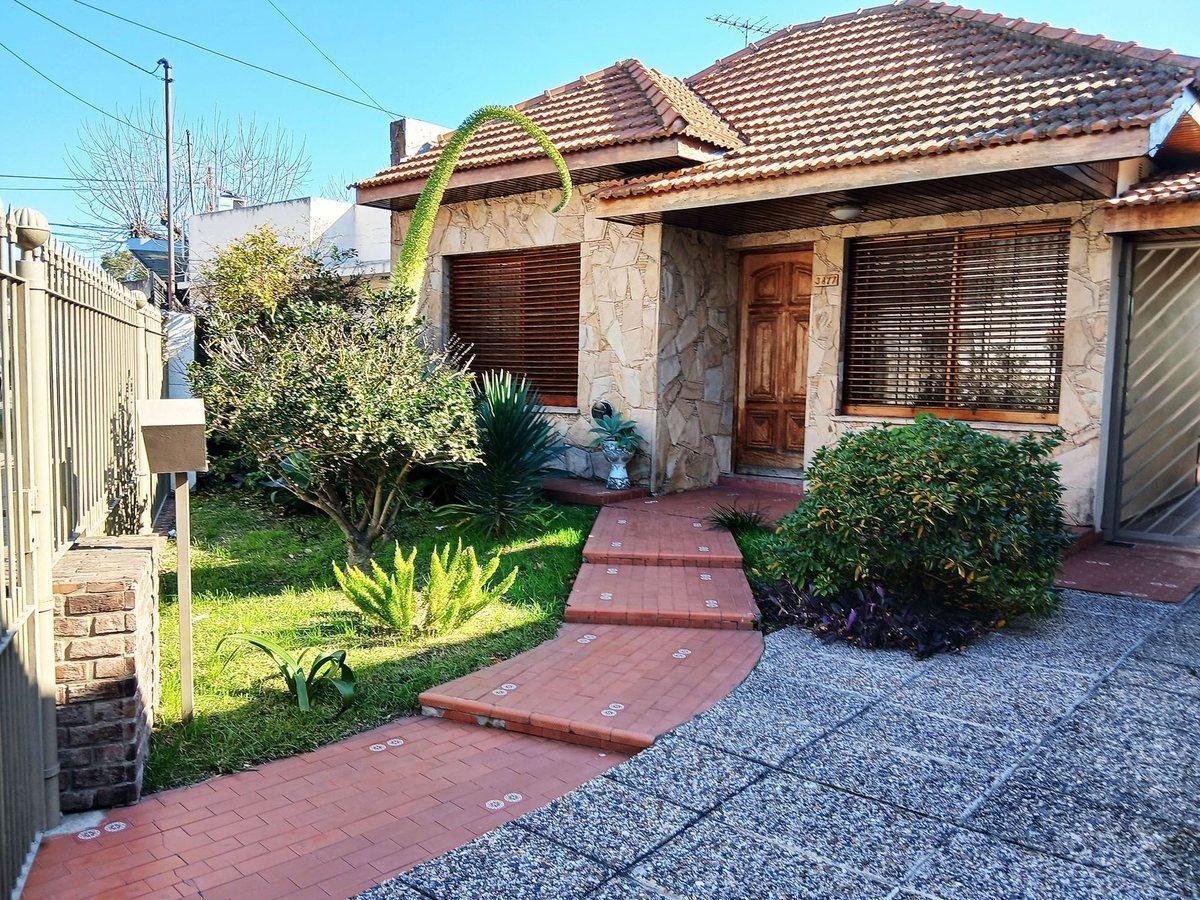 Venta chalet 3 ambientes con piscina y cocheras