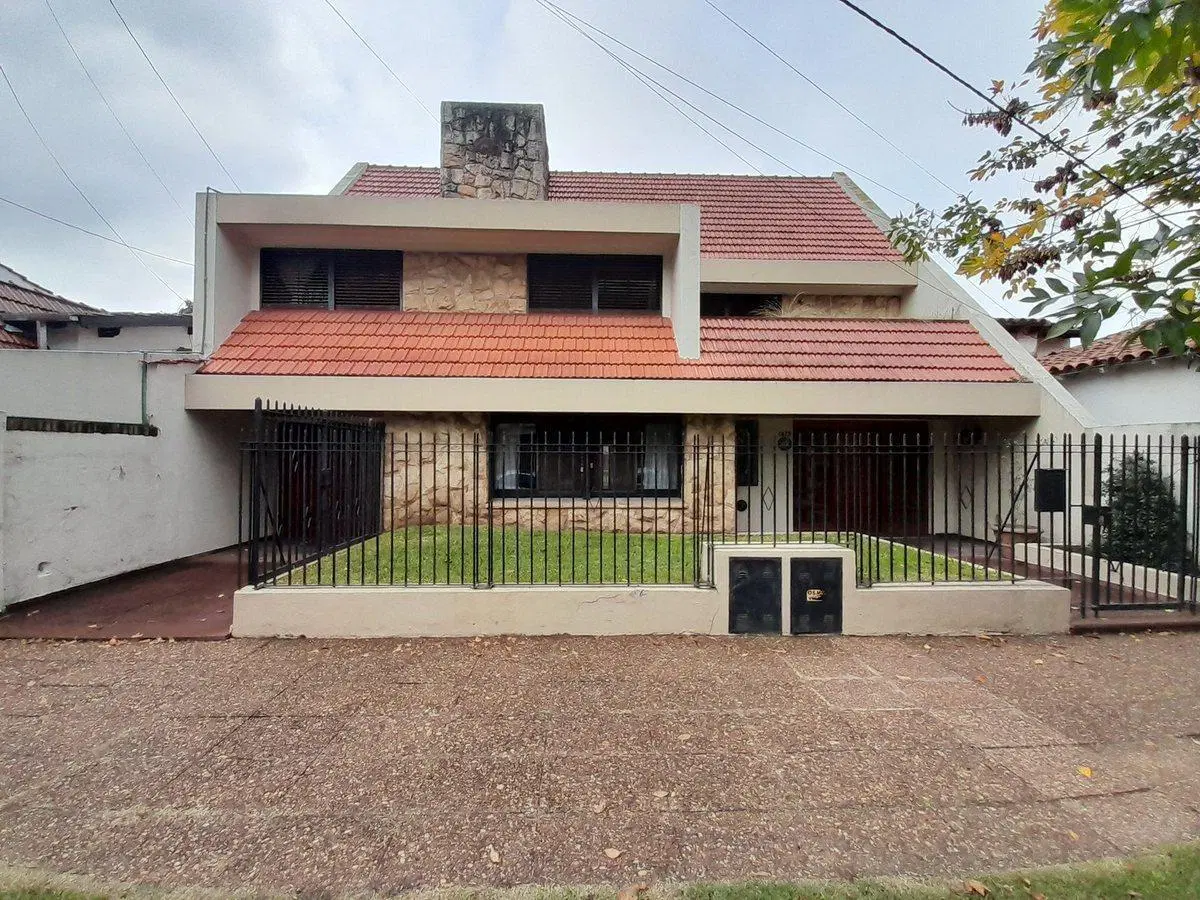 CASA 5 DORMITORIOS 3 BAÑOS APTA CREDITO 680 M2 TOT 2