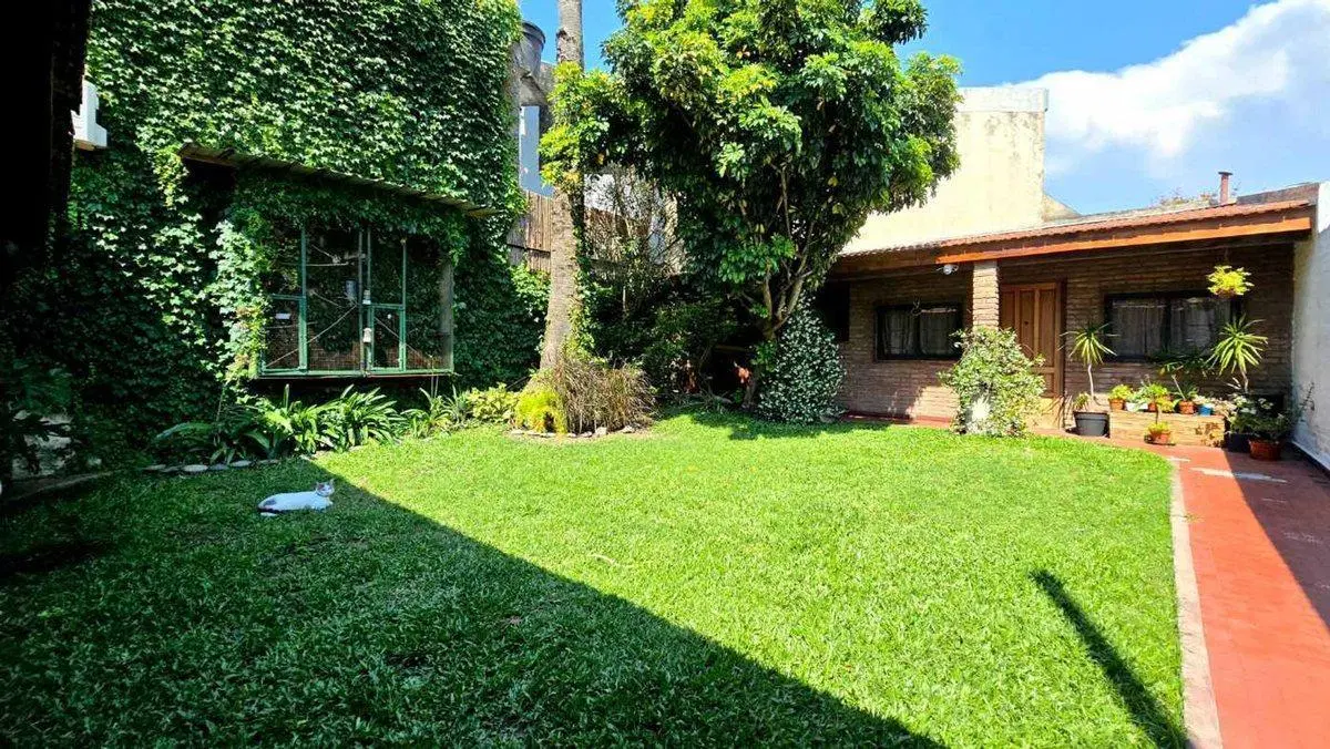 CASA 4 AMB. CON JARDIN Y COCHERA 4