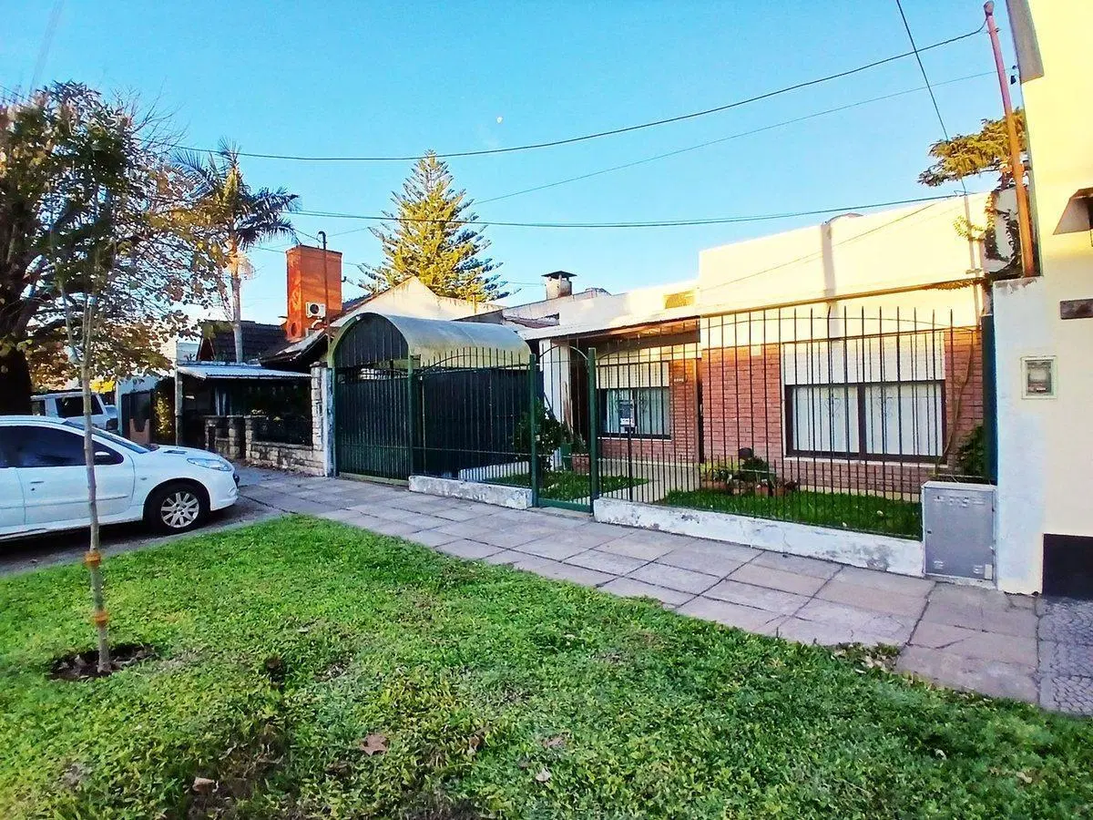 Venta casa 4 ambientes c/cochera- Martín Coronado- 4