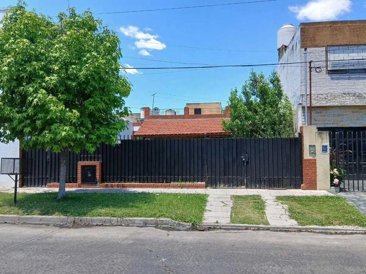 Venta de casa 5 ambientes-Cocheras- Apto crédito 2