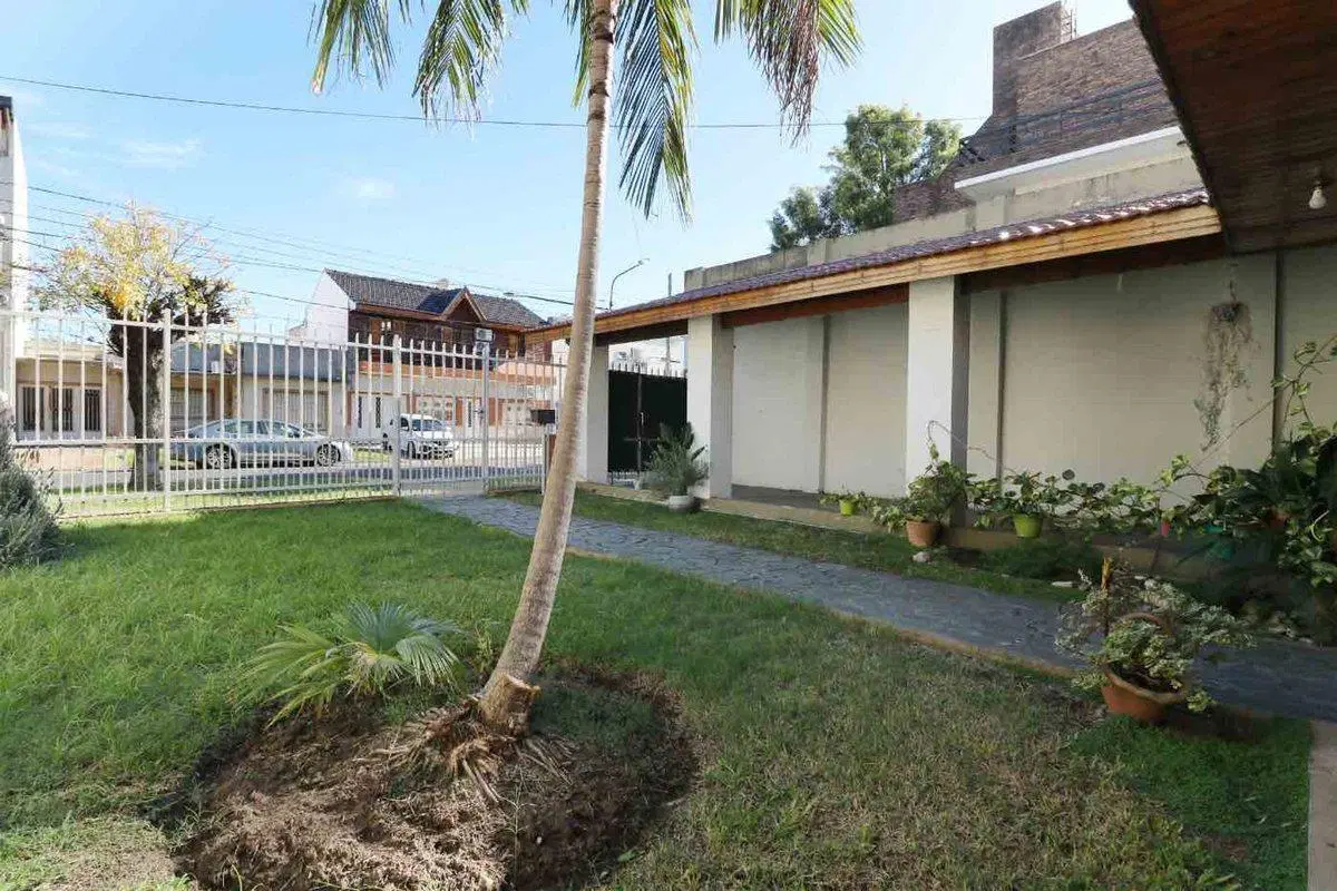 Casa 3amb con cochera y jardín en Villa Bosch 3