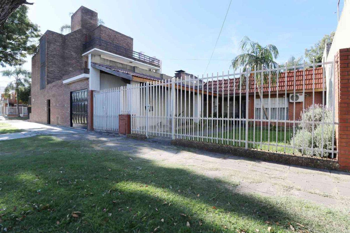 Casa 3amb con cochera y jardín en Villa Bosch