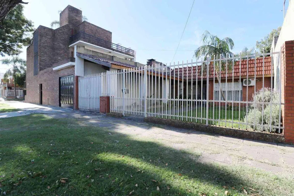 Casa 3amb con cochera y jardín en Villa Bosch 4