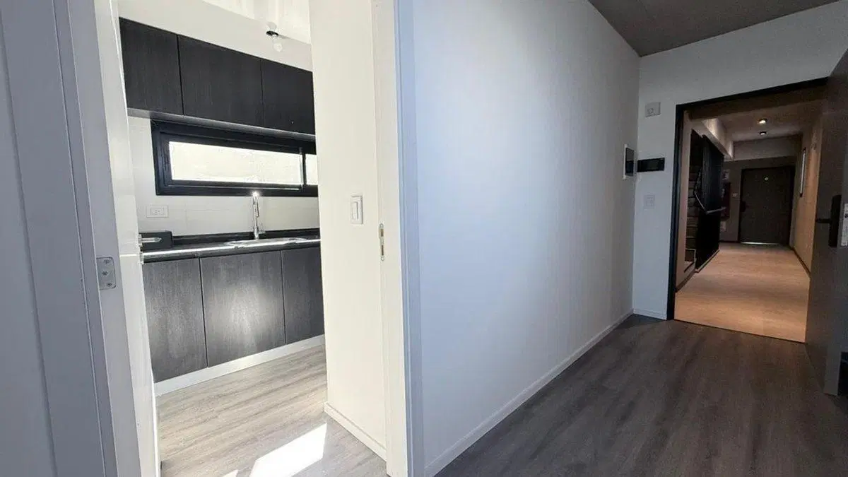 VENDE DEPTO 4 AMBIENTES AL FRENTE  DEVOTO 8