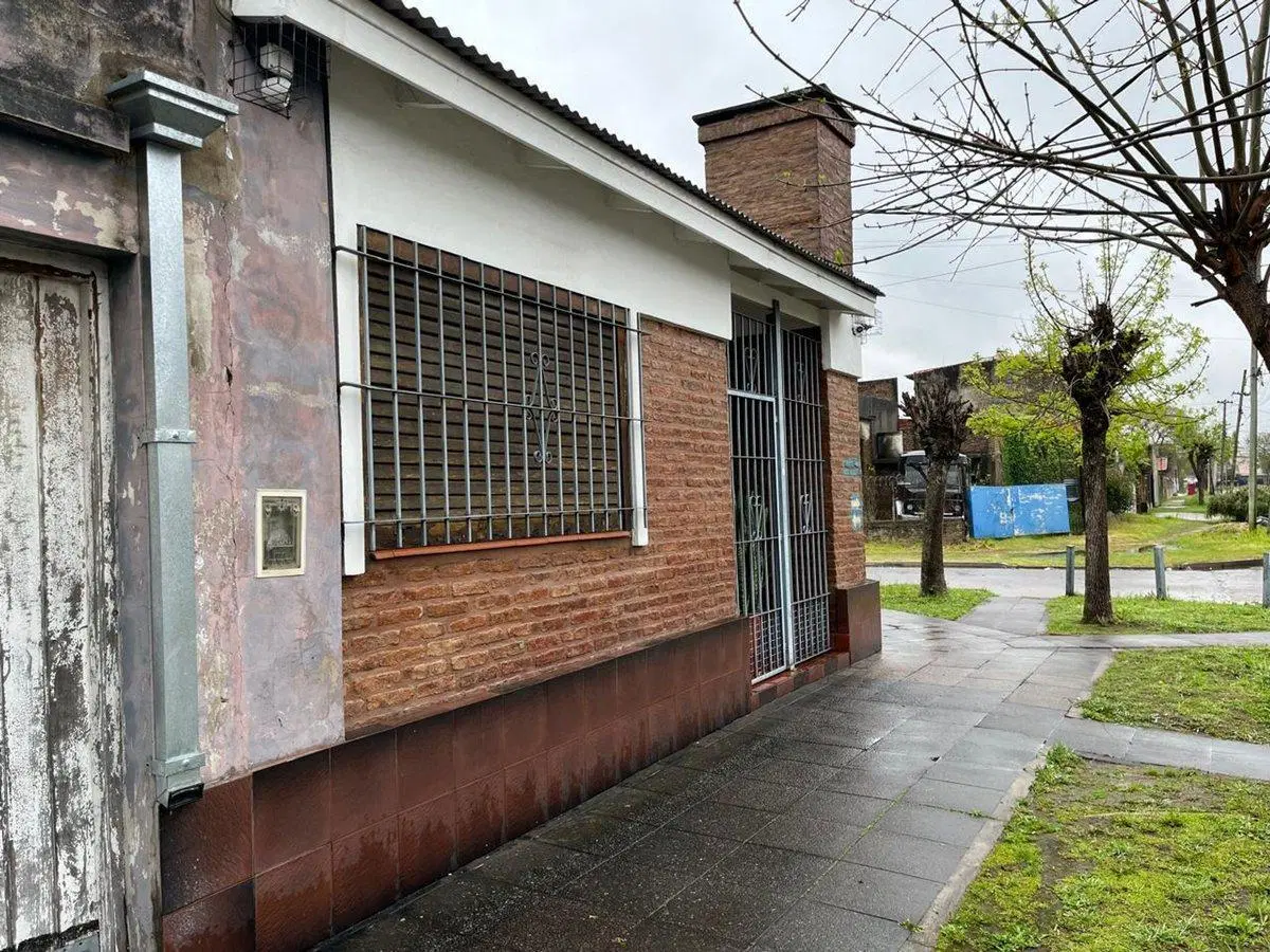 Dos PH en lote único – Esquina en Monte Chingolo 4