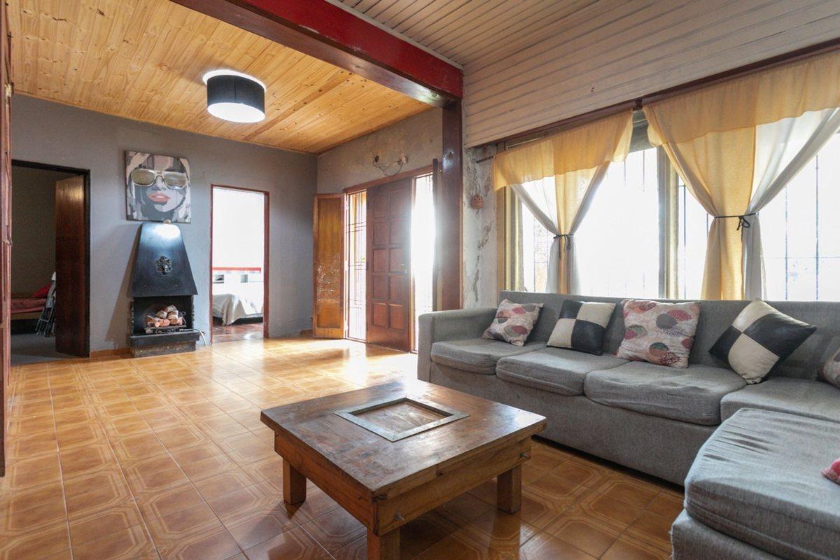 Casa 5 ambientes con jardín, patio y cochera.