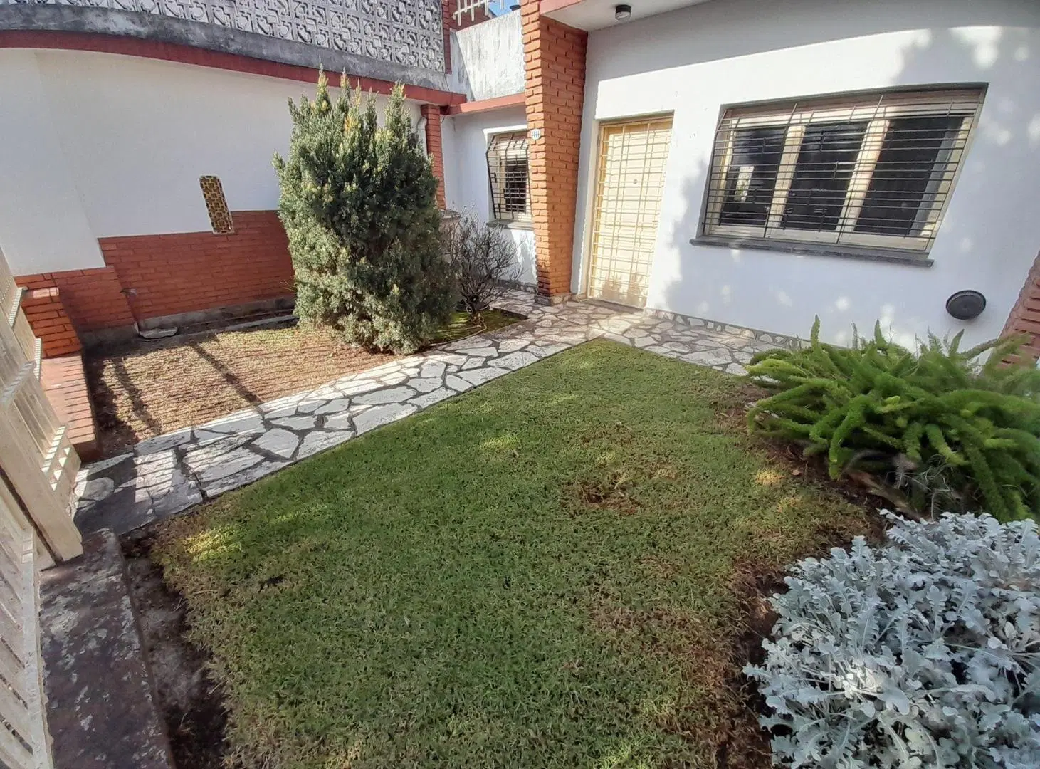 CASA EN VENTA CASEROS 4 AMB TERRAZA 233M2 TOTALES 3