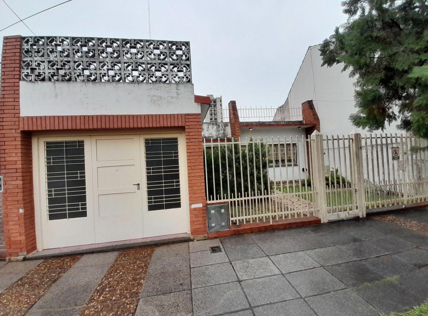 CASA EN VENTA CASEROS 4 AMB TERRAZA 233M2 TOTALES