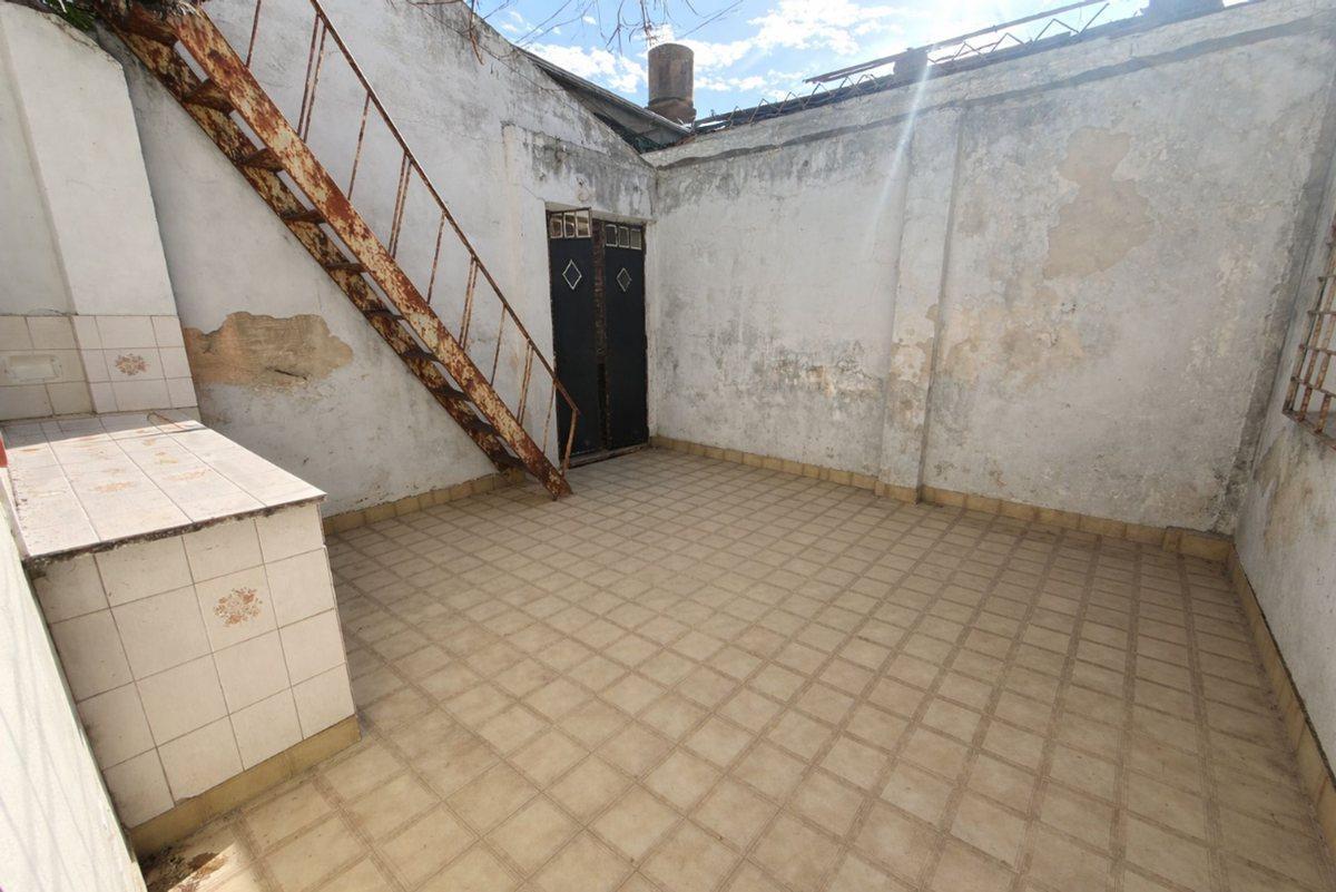 CASA EN VENTA 4 AMB A REFACCIONAR - LOMA HERMOSA