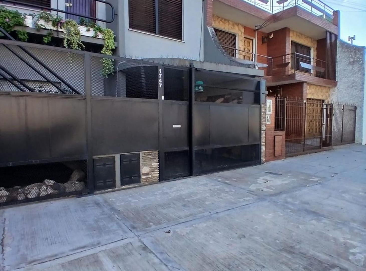 VENTA PH CASEROS 5 amb, garage / patio / galpon