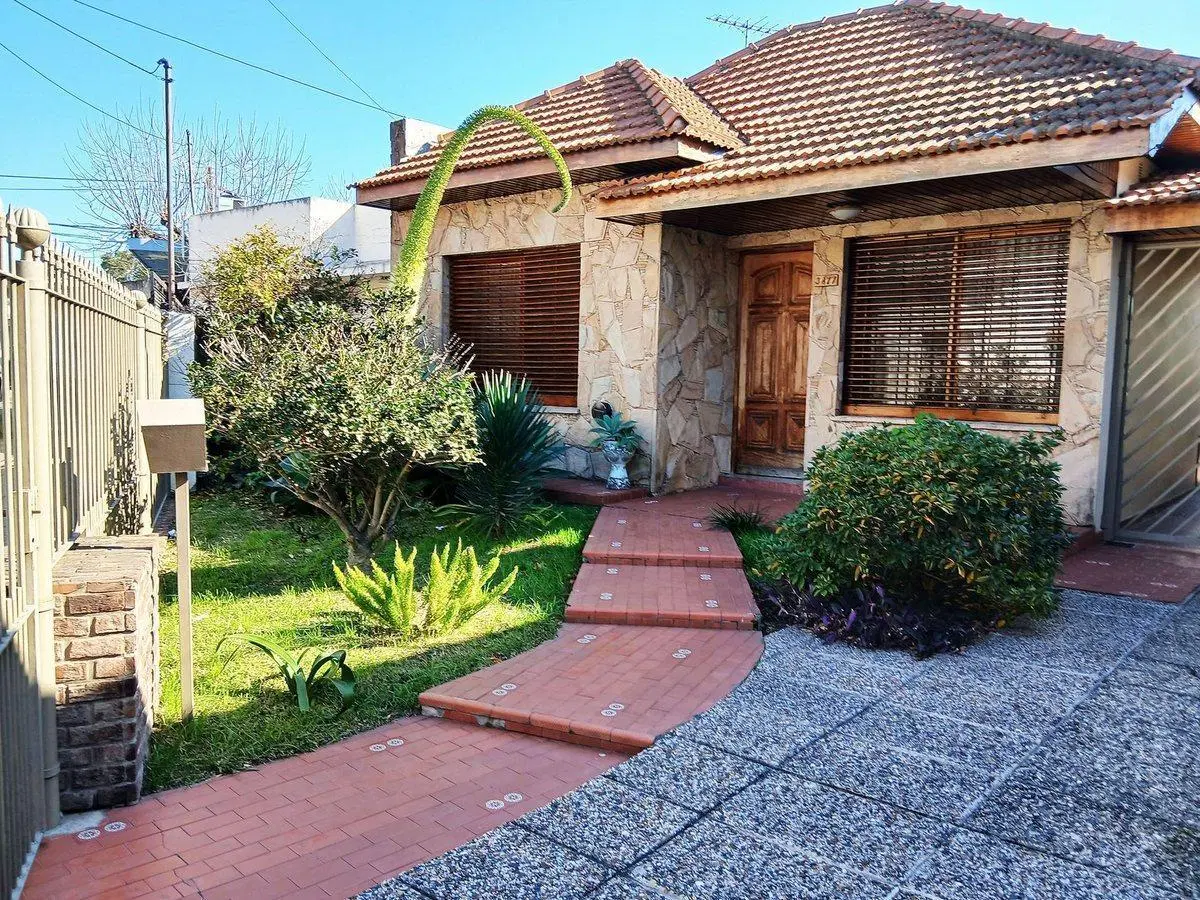Venta chalet 3 ambientes con piscina y cocheras 3