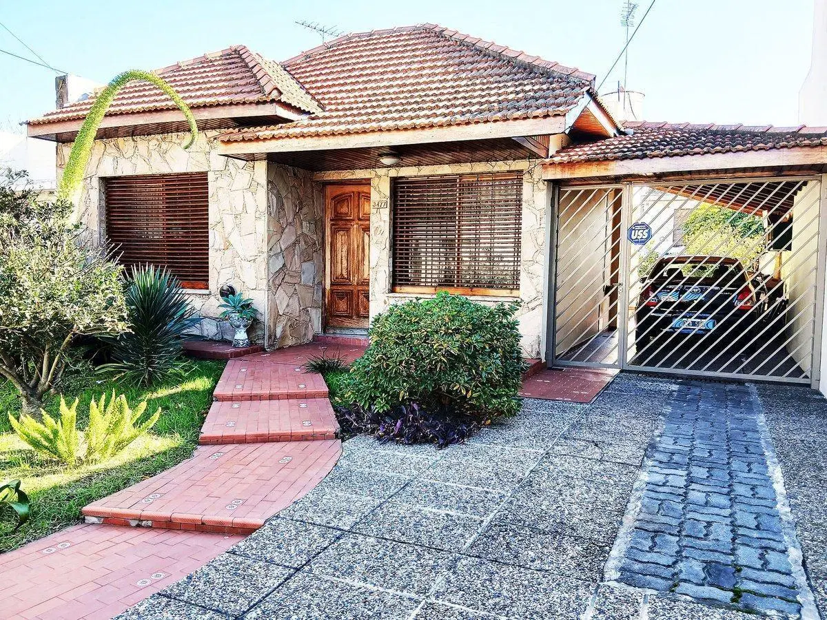 Venta chalet 3 ambientes con piscina y cocheras 2