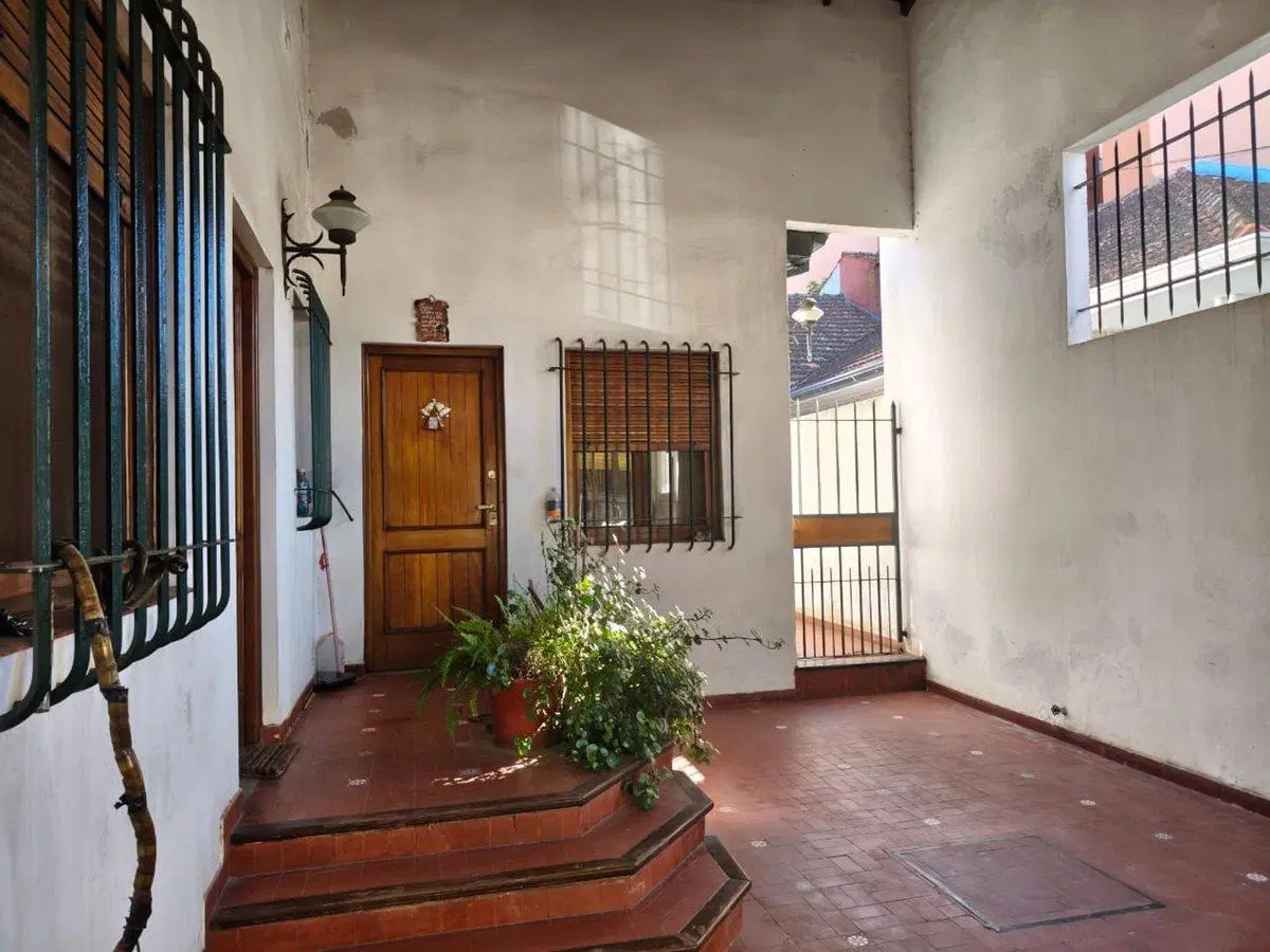 Casa con amplios ambientes, fondo y cochera. 2