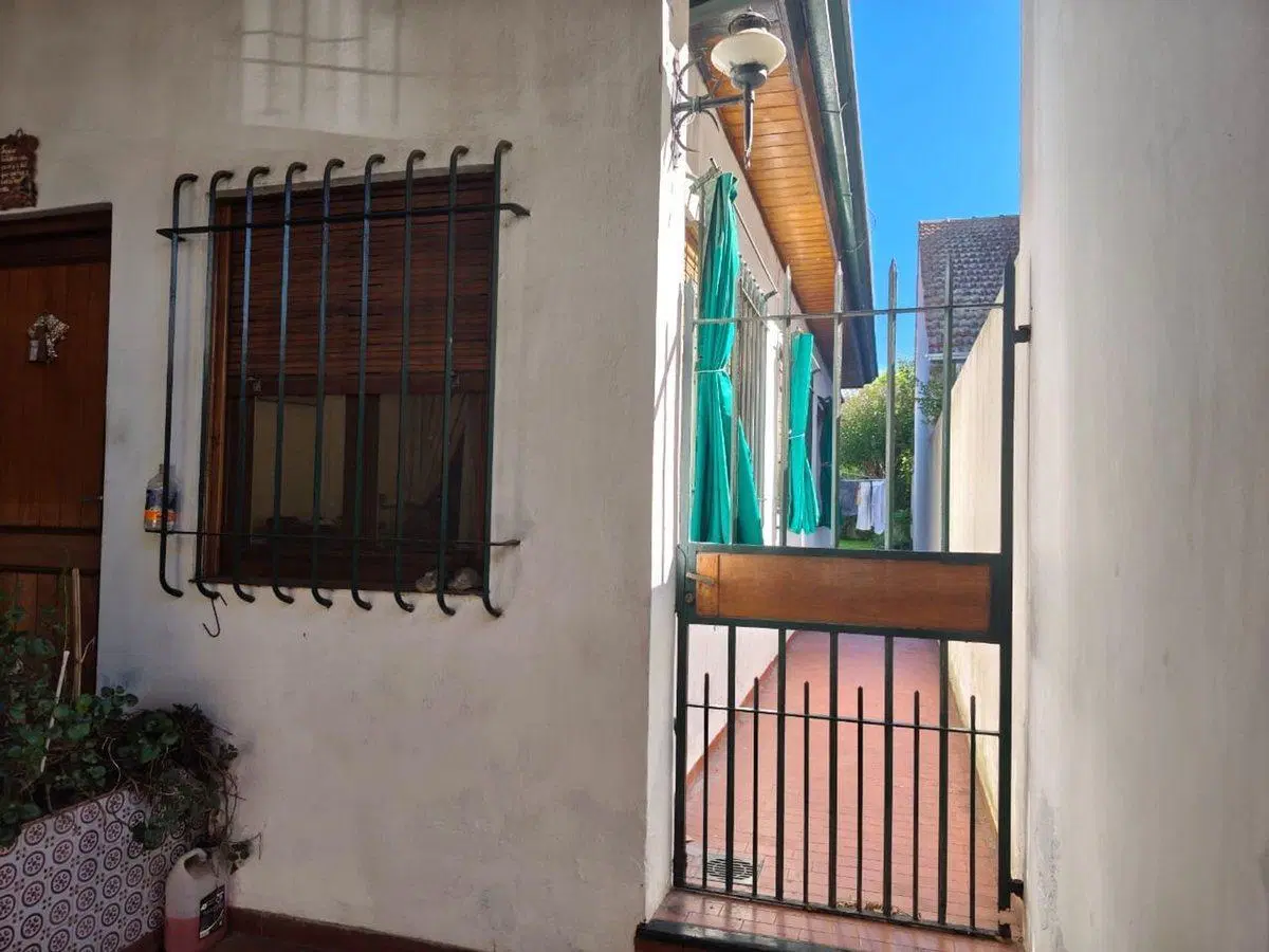 Casa con amplios ambientes, fondo y cochera. 8