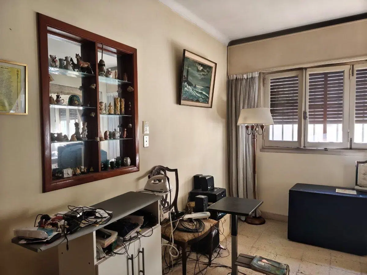 Casa con amplios ambientes, fondo y cochera. 5