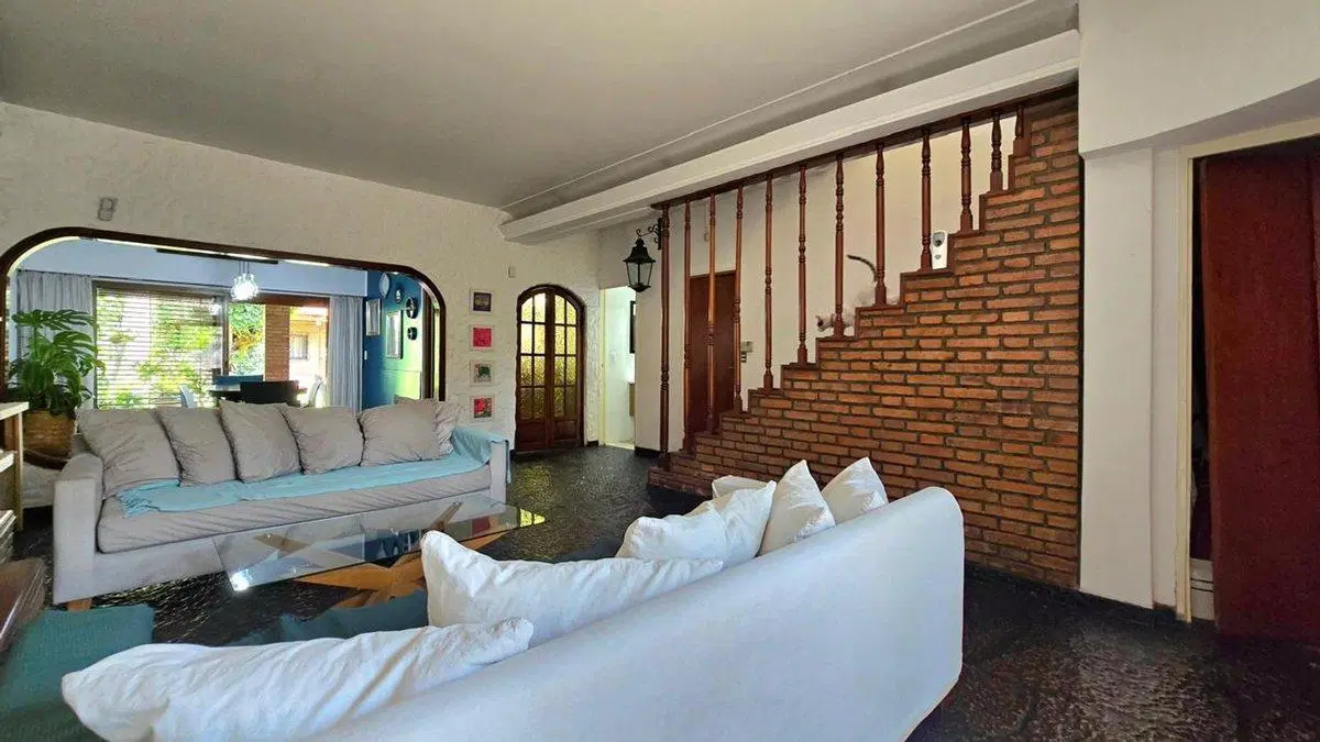 CASA 4 AMB. CON JARDIN Y COCHERA 2