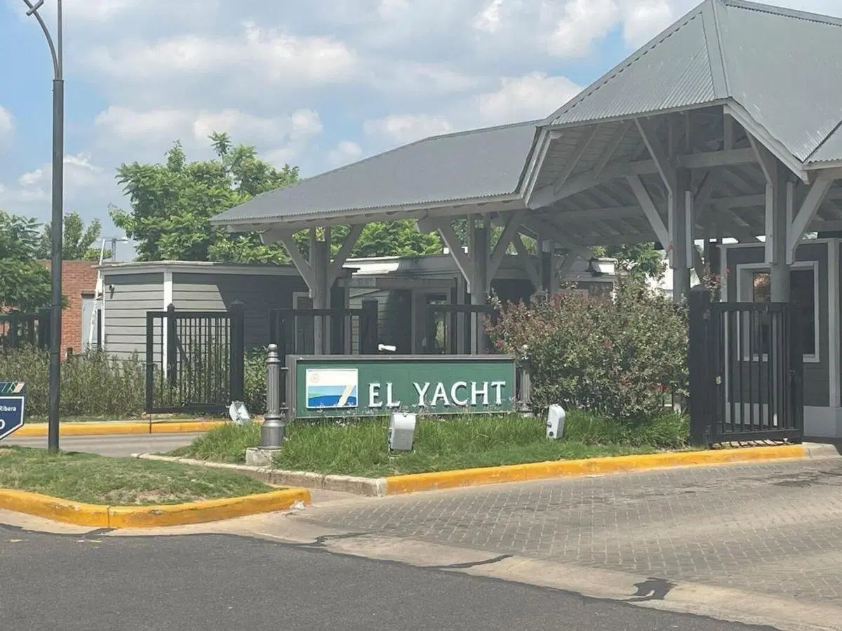 IMPONENTE PROPIEDAD AL RIO EN  EL YACHT,  NORDELTA 3