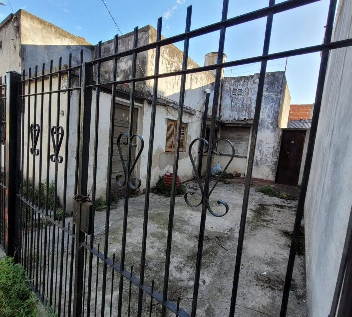 LOTE  CON CASA A DEMOLER 8