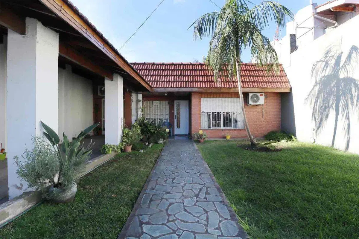 Casa 3amb con cochera y jardín en Villa Bosch 3