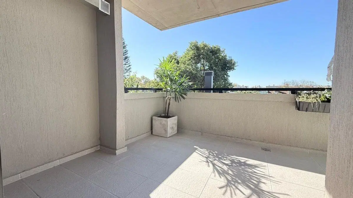 VENDE 3 AMB AL CONTRAFRENTE CON BALCON 2DO PISO 8