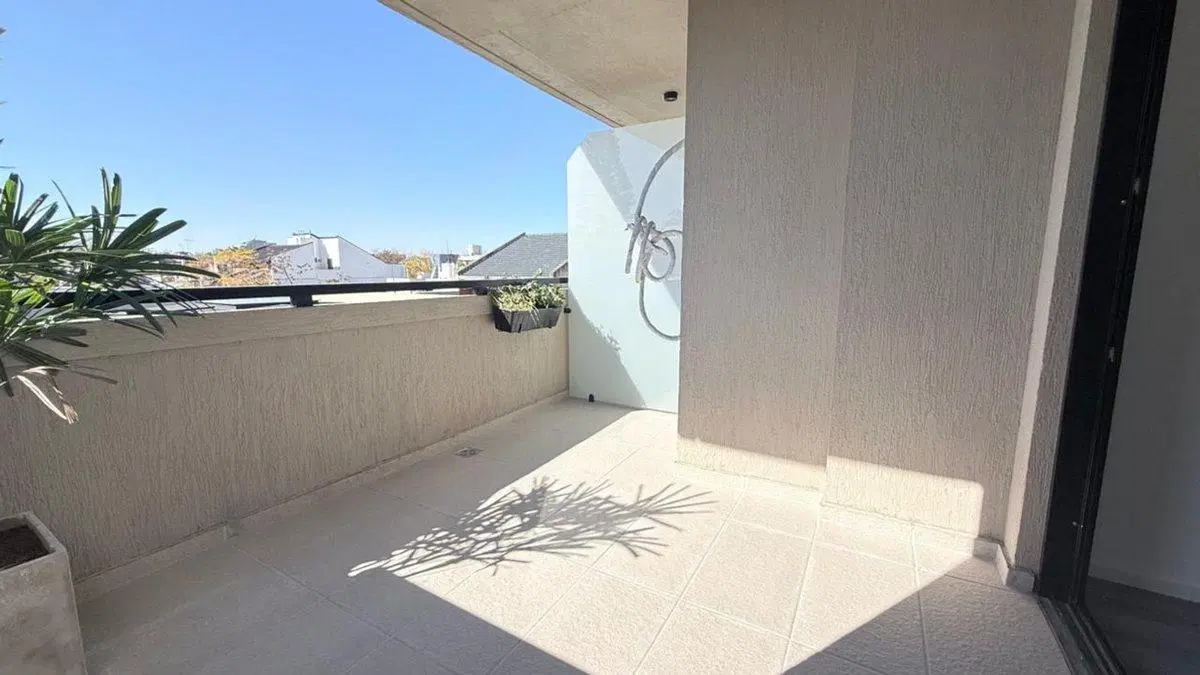 VENDE 3 AMB AL CONTRAFRENTE CON BALCON 2DO PISO 5